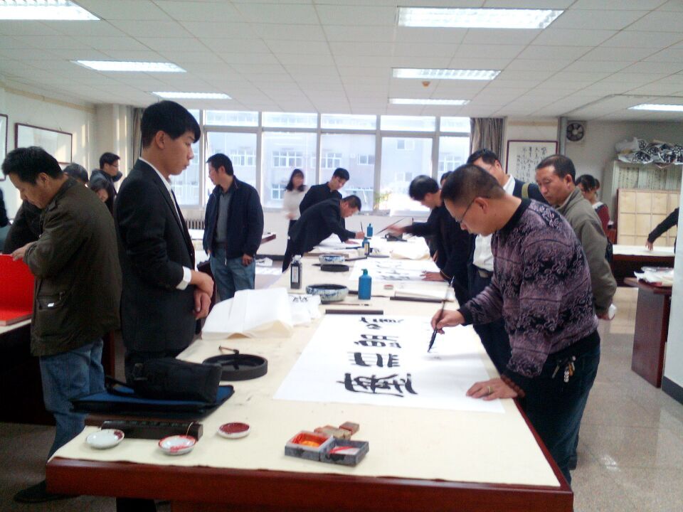 墨香沁校園，藝韻潤心田——我校舉行“書法藝術(shù)進(jìn)校園”座談會暨“特聘書法家”授聘儀式